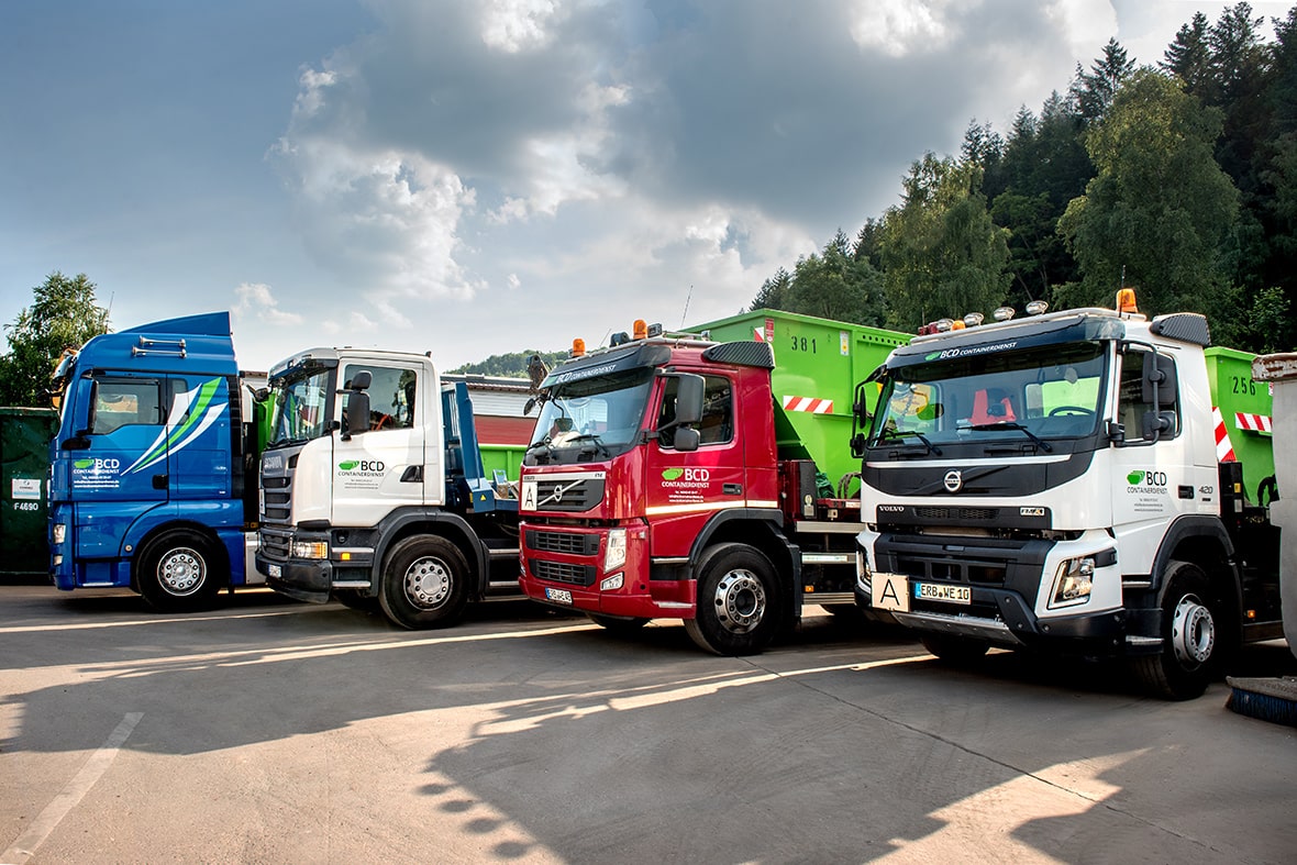 Vier Containerfahrzeuge von BCD Containerdienst